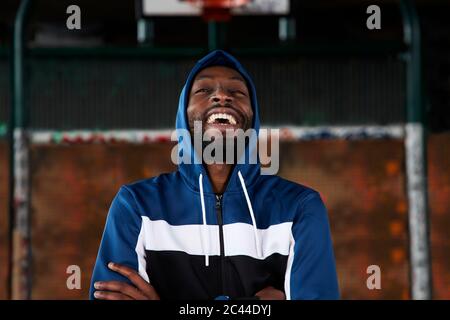 Porträt eines lachenden jungen Mannes mit Hoodie Stockfoto