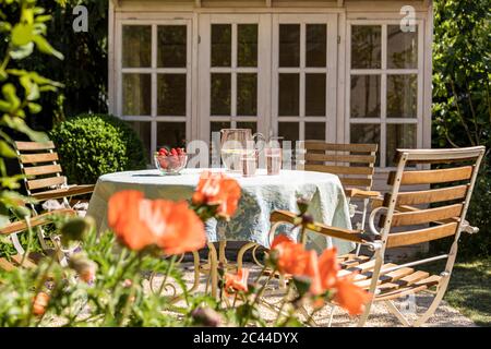 Stühle und Tisch im Garten des Frühlings Stockfoto