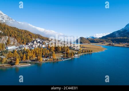 Schweiz, Kanton Graubünden, St. Moritz, Drohne Blick auf die Stadt am bewaldeten Ufer des Silvaplanasees im Herbst Stockfoto