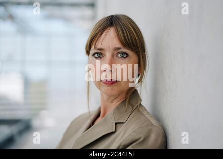 Porträt einer selbstbewussten Geschäftsfrau an einer Betonwand Stockfoto