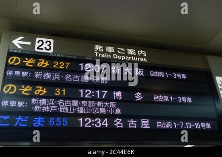 Tokio / Japan - 22. Oktober 2017: Elektronische Anzeige, die den Fahrplan der Abfahrten der Shinkansen Hochgeschwindigkeitszüge in Shinag ankündigt Stockfoto