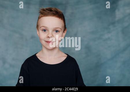 Portrait von lächelnd niedlichen Jungen zu Hause stehen Stockfoto