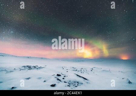 Sternenhimmel mit Nordlichtern, Lebesby, Norwegen Stockfoto
