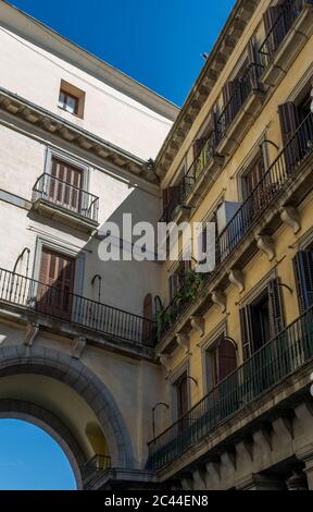 Die Tür Ciudad Rodrigo, einer der neun Eingänge, um in die Plaza Mayor (Hauptplatz), von Madrid, Spanien zu betreten Stockfoto