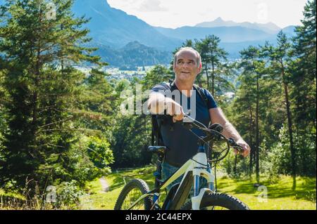 Senior Mann mit E-Bike Stockfoto