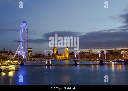 LONDON, UK - 23. MÄRZ 2014: Stadtbild von London bei Nacht mit dem London Eye, Houses of Parliament und Hungerford Bridge Stockfoto