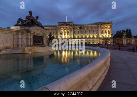 LONDON, Großbritannien - 8. OKTOBER 2016: Die Außenseite des Buckingham Palace bei Nacht. Menschen können draußen gesehen werden. Stockfoto