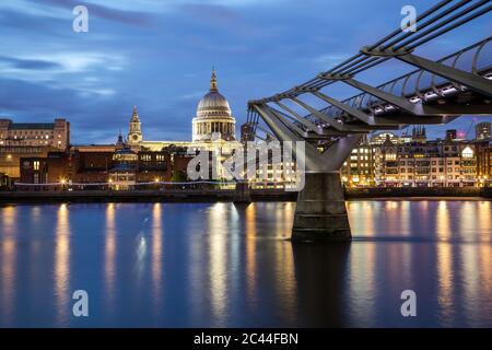 LONDON, Großbritannien - 27. JUNI 2016: St Pauls Cathedral und Millenium Bridge bei Nacht Stockfoto