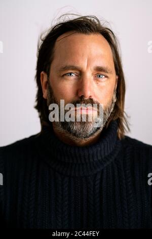 Portrait von zuversichtlich Bärtigen reifer Mann gegen den weißen Hintergrund Stockfoto