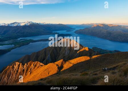 Neuseeland, Otago, landschaftlich schöner Blick auf den Lake Wanaka und die umliegenden Berge bei Sonnenuntergang Stockfoto