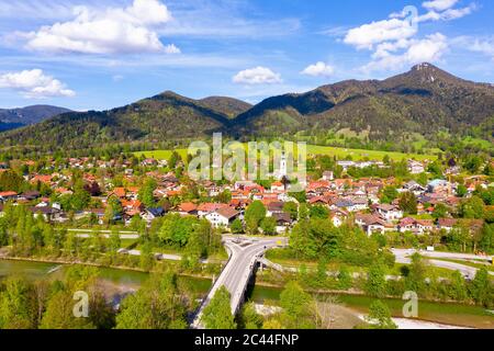 Deutschland, Bayern, Lenggries, Drohne Blick auf die Stadt am Flussufer im Frühling Stockfoto