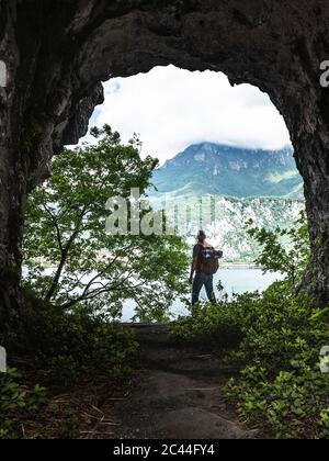 Explorer steht am Höhleneingang Stockfoto