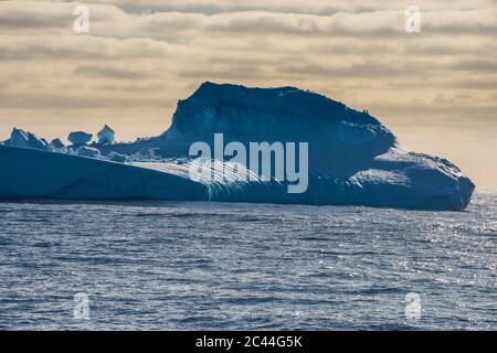 Eisberg schwimmt im südlichen Orkney Inseln Archipel Stockfoto