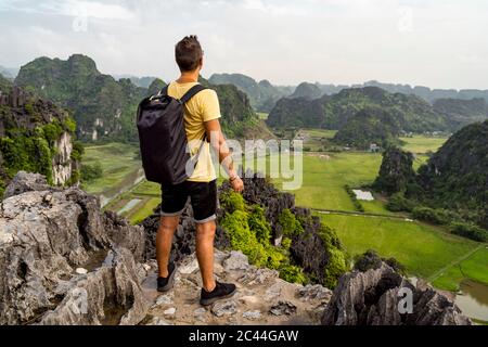 Vietnam, Ninh Binh Provinz, Ninh Binh, Male Wanderer bewundern die malerische Landschaft des Hong River Delta von oben auf der Karstformation Stockfoto