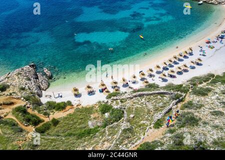 Luftaufnahme des Strandes auf der Insel Krk Stockfoto