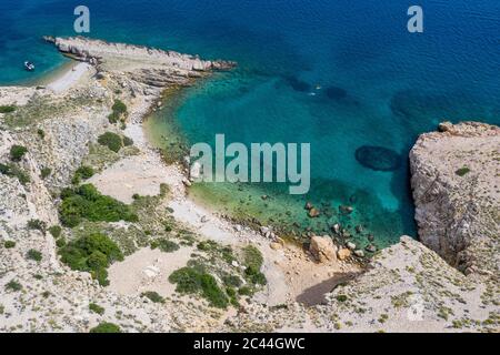 Karst felsiger Strand auf der Insel Krk Stockfoto