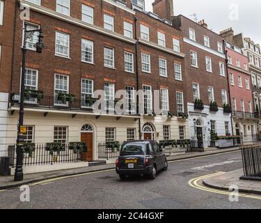 LONDON, Großbritannien - 8. OKTOBER 2016: Das Äußere der Architektur in Mayfair London während des Tages. Stockfoto