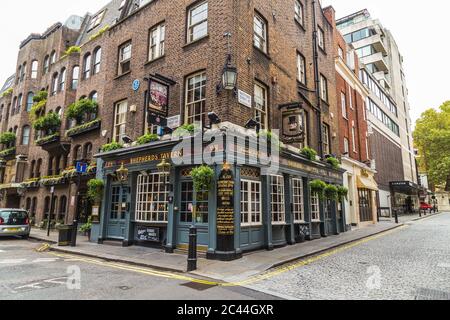 LONDON, Großbritannien - 8. OKTOBER 2016: Die Außenseite des Shepherds Tavern Pub in Mayfair, London während des Tages Stockfoto