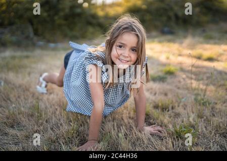 Portrait von glücklichen kleinen Mädchen in der Natur spielen Stockfoto