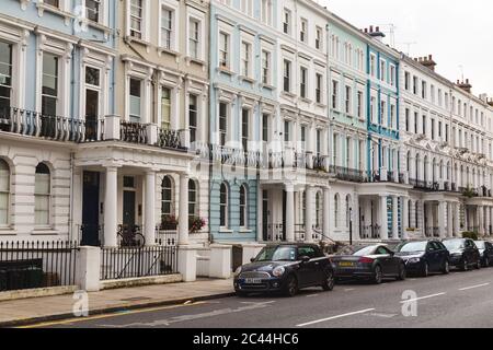 LONDON, Großbritannien - 16. JULI 2015: Tagsüber gemeinsame Terrassenhäuser in Notting Hill. Stockfoto