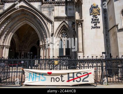 London, Juni 2020: Ein Anti-HS2-Banner vor den Royal Courts of Justice in Bezug auf das umstrittene große Eisenbahninfrastrukturprojekt Stockfoto