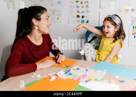 Mutter und Tochter basteln zu Hause Stockfoto