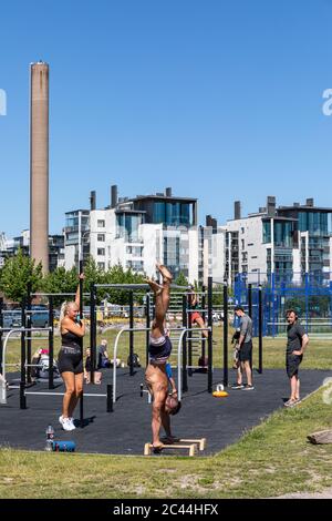 Menschen trainieren Street Workout Outdoor-Fitness-Studio im Stadtteil Hernesaari in Helsinki, Finnland Stockfoto