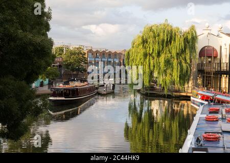 LONDON, Großbritannien - 17. JULI 2015: Blick auf den Regents Canal im Zentrum Londons während des Tages im Sommer. Menschen, Boote, Schleusen und Barge sind zu sehen. Stockfoto