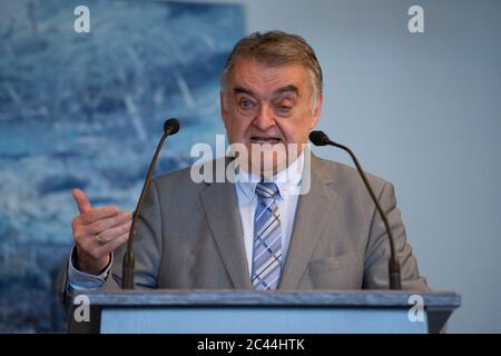 Eat, Deutschland. Juni 2020. Herbert REUL, Politiker, CDU, Innenminister des Landes Nordrhein-Westfalen, während seiner Rede anlässlich der Unterzeichnung des Kooperationsabkommens "Sicherheitskooperation Ruhr zur Bekämpfung der Clankriminalität" ('SIKO Ruhr') am 22. Juni 2020 in Essen zur weltweiten Nutzung Quelle: dpa/Alamy Live News Stockfoto