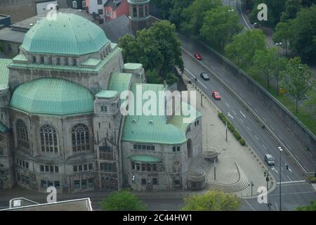 Eat, Deutschland. Juni 2020. Panorama der Stadt Essen, Skyline, Übersicht, Innenstadt, Essener Synagoge, anlässlich der Unterzeichnung des Kooperationsvertrages "Sicherheitskooperation Ruhr zur Bekämpfung der Clankriminalität" ('SIKO Ruhr') am 22. Juni 2020 in Essen zur weltweiten Nutzung Quelle: dpa/Alamy Live News Stockfoto