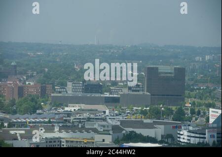 Eat, Deutschland. Juni 2020. Panorama der Stadt Essen, Skyline, Übersicht, Innenstadt, ThyssenKrupp-Zentrale, Bezirk, anlässlich der Unterzeichnung des Kooperationsvertrages "Sicherheitskooperation Ruhr zur Bekämpfung der Clankriminalität" ('SIKO Ruhr') am 22. Juni 2020 in Essen zur weltweiten Nutzung Quelle: dpa/Alamy Live News Stockfoto