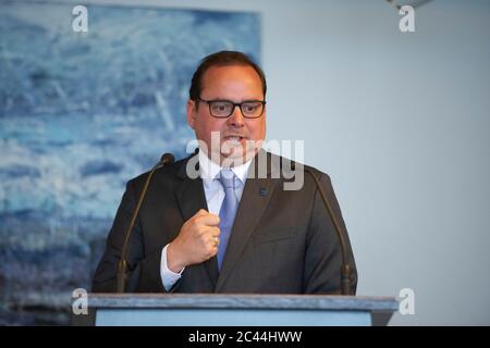 Eat, Deutschland. Juni 2020. Thomas KUFEN, Bürgermeister der Stadt Essen, während seiner Rede anlässlich der Unterzeichnung des Kooperationsabkommens "Sicherheitskooperation Ruhr zur Bekämpfung der Clankriminalität" (‚AûSiKo Ruhr‚Aú) am 22. Juni 2020 in Essen ¬ zur weltweiten Nutzung Quelle: dpa/Alamy Live News Stockfoto