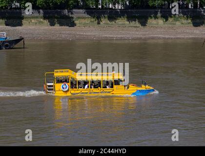 LONDON, Großbritannien - 18. JULI 2015: Ein London Duck Tour Boot auf der Themse während des Tages. Auf dem Boot kann man Menschen sehen. Stockfoto