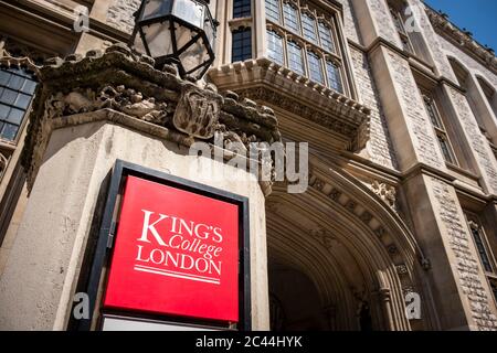 LONDON - JUNI 2020: King College London. Eine weltweit renommierte öffentliche Forschungsuniversität. Stockfoto