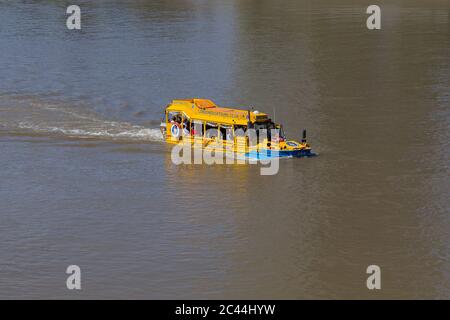 LONDON, Großbritannien - 18. JULI 2015: Ein London Duck Tour Boot auf der Themse während des Tages. Auf dem Boot kann man Menschen sehen. Stockfoto