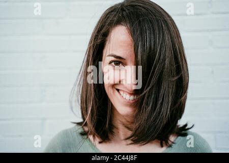 Porträt einer glücklichen Frau mit braunen Haaren Stockfoto