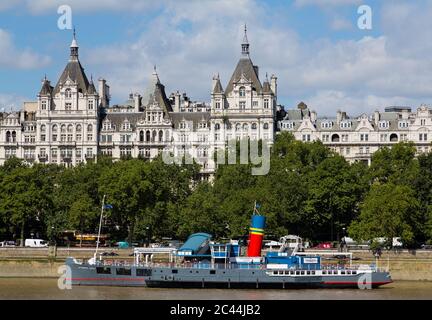 LONDON, UK - 21. JULI 2015: Das Tattershall Castle entlang der Themse in London tagsüber. Auf dem Boot kann man Menschen sehen. Stockfoto