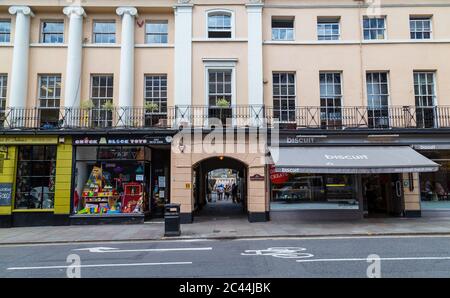 LONDON, Großbritannien - 21. JULI 2015: Gebäude und Geschäfte entlang der Nelson Road in London. Menschen können gesehen werden. Stockfoto