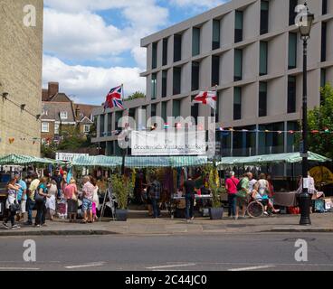 LONDON, Großbritannien - 21. JULI 2015: Die Außenseite des Greenwich Vintage Market in London während des Tages. Stockfoto