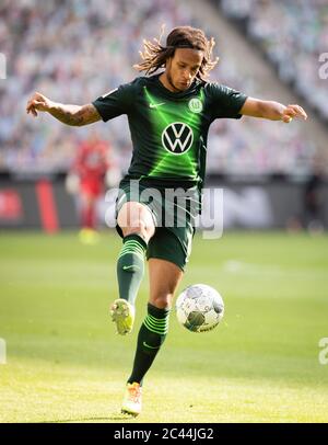 Borussia Park Mönchengladbach Deutschland 16.6,2020, Fußball: Bundesligasaison 2019/20 Spieltag 32, Borussia Mönchengladbach (BMG, weiß) vs VfL Wolfsburg (WSBG, schwarz) — Kevin Mbabu (Wolfsburg) Credit: Moritz Müller/POOL/Via Kolvenbach Stockfoto