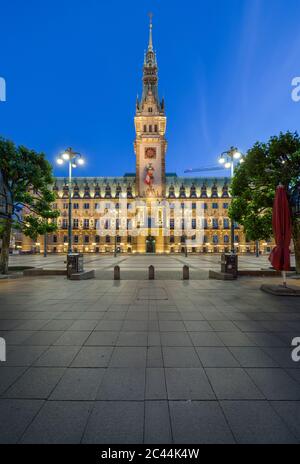 Deutschland, Hamburg, Fassade des Rathauses beleuchtet in der Nacht Stockfoto