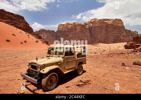 Alte 4x4 in der Wüste, Wadi Rum, Jordanien Stockfoto