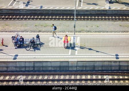 Auf einem Bahnsteig warten Menschen auf den Zug Stockfoto