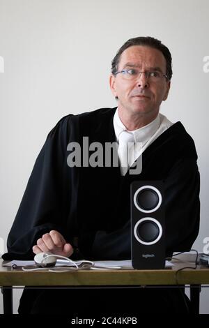 Hamburg, Deutschland. Juni 2020. Björn Jönsson, Richter am Bezirksgericht, sitzt vor Beginn des Prozesses gegen einen 56-jährigen Angeklagten im provisorischen Gerichtssaal im Strafgerichtsgebäude. Nach dem tödlichen Kutschunfall auf dem Ohlsdorfer Friedhof am 26. September 2018 hat der Inhaber eines Pferdekutschenbetriebs wegen fahrlässiger Tötung und fahrlässiger Körperverletzung beim Amtsgericht Hamburg zu verantworten. Quelle: Christian Charisius/dpa/Alamy Live News Stockfoto