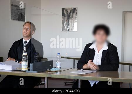 Hamburg, Deutschland. Juni 2020. Die 56-jährige Angeklagte (r) und ihr Anwalt Daniel Ostendorf sitzen vor Beginn des Prozesses im provisorischen Gerichtssaal des Strafgerichtsgebäudes. Nach dem tödlichen Kutschenunfall auf dem Ohlsdorfer Friedhof am 26. September 2018 steht der Inhaber eines Pferdekutschenbetriebs vor dem Landgericht Hamburg wegen fahrlässiger Tötung und fahrlässiger Körperverletzung vor Gericht. Kredit: Christian Charisius/dpa - ACHTUNG: Der Angeklagte wurde aus rechtlichen Gründen verpixelt/dpa/Alamy Live News Stockfoto
