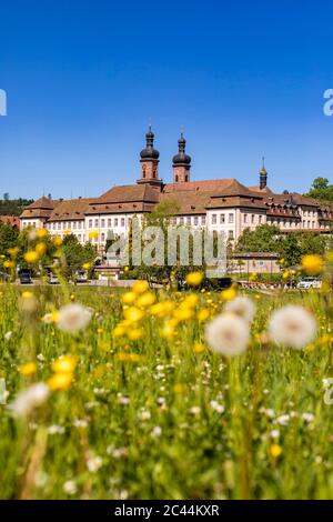 Deutschland, Baden-Württemberg, Sankt Peter, Frühlingswiese vor dem Kloster St. Peter im Schwarzwald Stockfoto