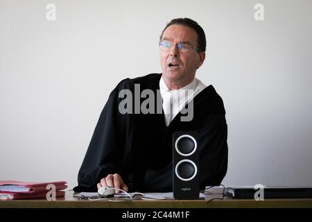 Hamburg, Deutschland. Juni 2020. Björn Jönsson, Richter am Bezirksgericht, sitzt vor Beginn des Prozesses gegen einen 56-jährigen Angeklagten im provisorischen Gerichtssaal im Strafgerichtsgebäude. Nach dem tödlichen Kutschunfall auf dem Ohlsdorfer Friedhof am 26. September 2018 hat der Inhaber eines Pferdekutschenbetriebs wegen fahrlässiger Tötung und fahrlässiger Körperverletzung beim Amtsgericht Hamburg zu verantworten. Quelle: Christian Charisius/dpa/Alamy Live News Stockfoto