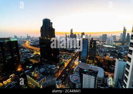 Skyline in der Abenddämmerung, Bangkok, Thailand Stockfoto