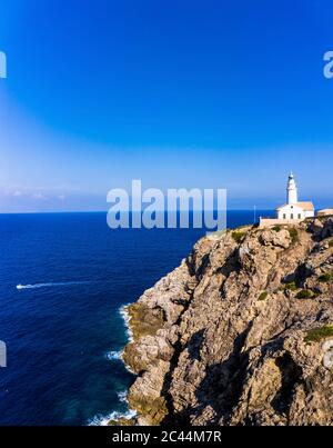 Spanien, Mallorca, Cala Ratjada, Hubschrauberblick über den Leuchtturm Far de Capdepera im Sommer Stockfoto