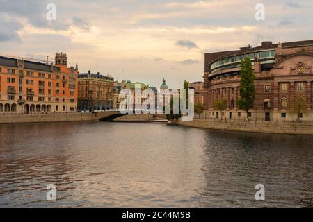Schweden, Sodermanland, Stockholm, Bogenbrücke vor Riksdag Stockfoto